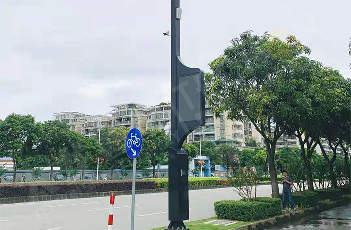 江門城區主干道正在安裝的智慧燈桿屏.jpg