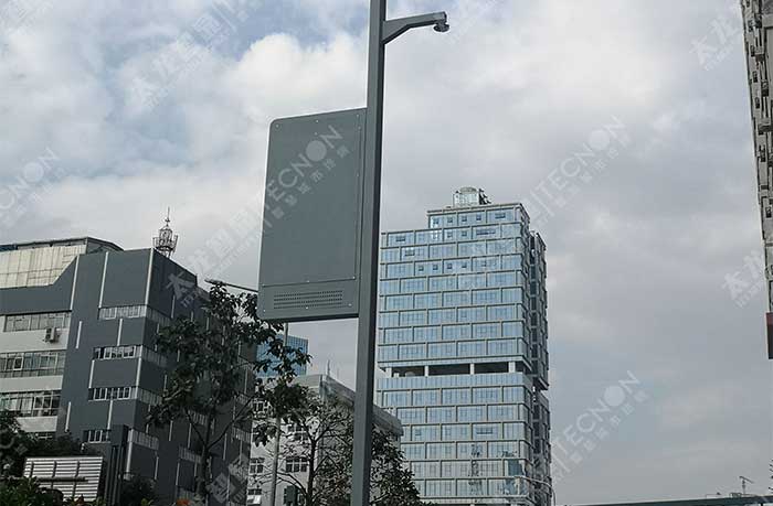深南大道與科技大道交匯處的燈桿屏背部.jpg