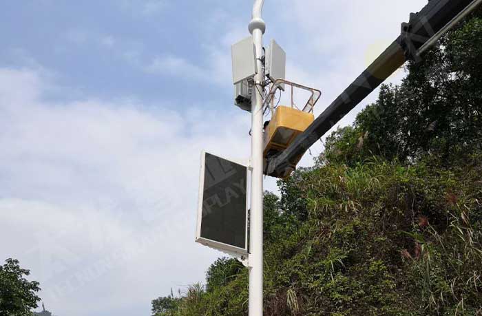 龍華文化廣場的智慧燈桿屏還配備了5g基站.jpg